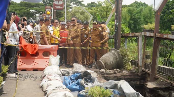 Wali-Kota-Malang-meninjau-jembatan-Embong-Brantas-min