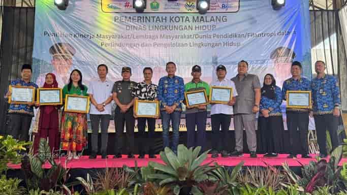 Foto-bersama-usai-menyerahkan-penghargaan-min