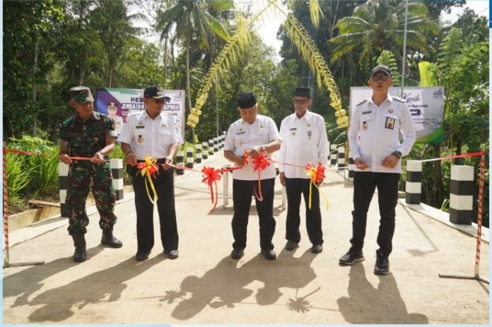 ombre-blue-curve-light-blue-background-vector_53876-140344